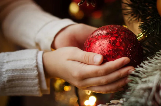 ¿Aún tienes adornos de Navidad en casa? Reza esta oración para guardarlos en clave de fe