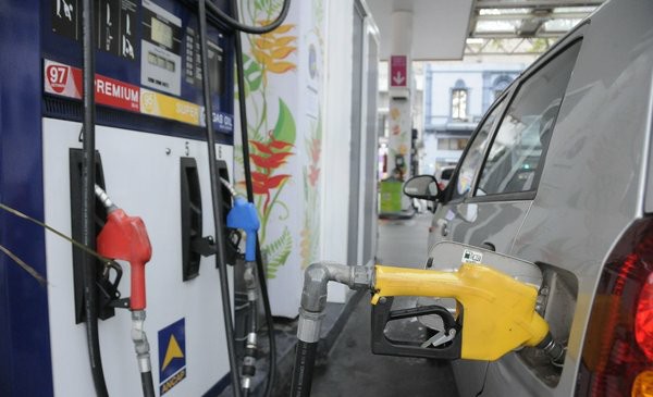 Aumentan los precios de los combustibles a partir de hoy: nafta y gasoil suben 1 peso por litro, el supergás se eleva en 4 pesos