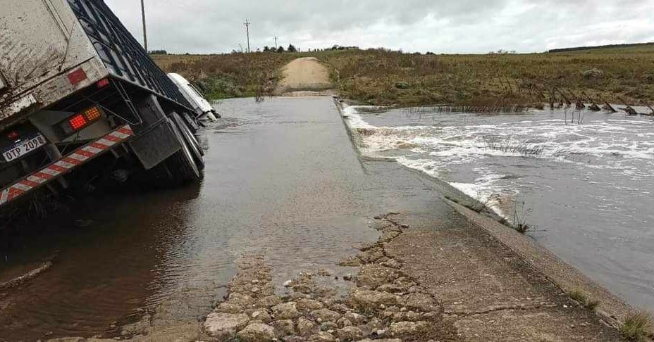 Camión vuelca en Casupá al intentar cruzar arroyo crecido