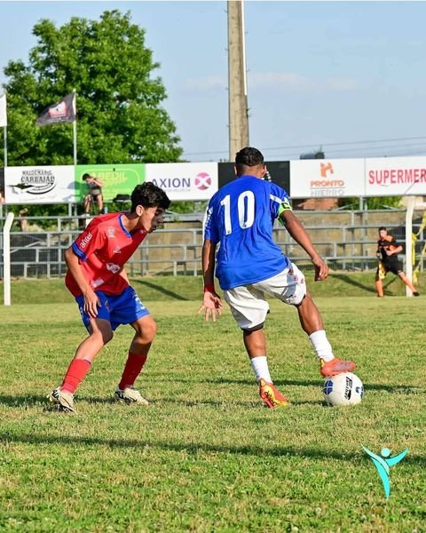 SUB 14 Y SUB 15 DE OFI: EN SUB 14LIGAS FEDERADAS DE COLONIA PEGARON PRIMERO, EN SUB 15 FUE EMPATE 0-0