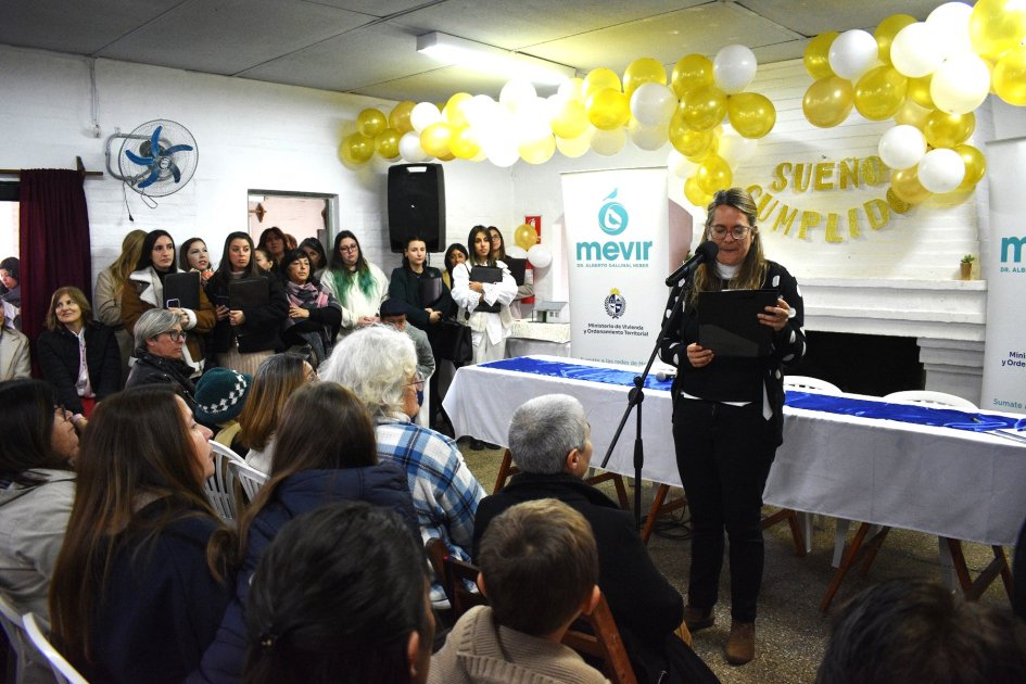 60 familias de Mendoza Grande firmaron escrituras de viviendas