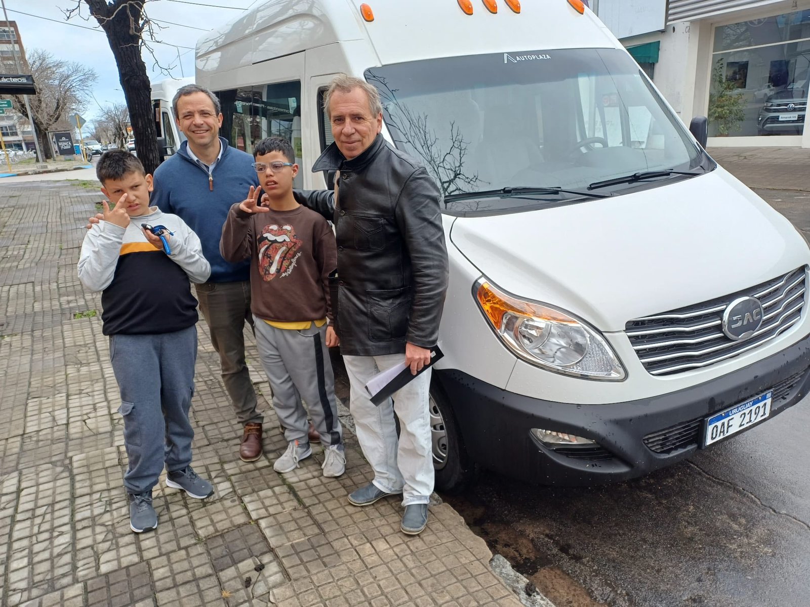 Reciben minibús que será adaptado para transporte inclusivo