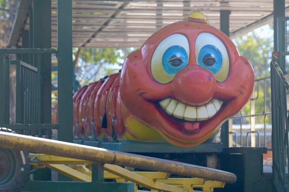 Falleció el niño de 2 años que sufrió caída en el Gusano Manzana del Parque Rodó