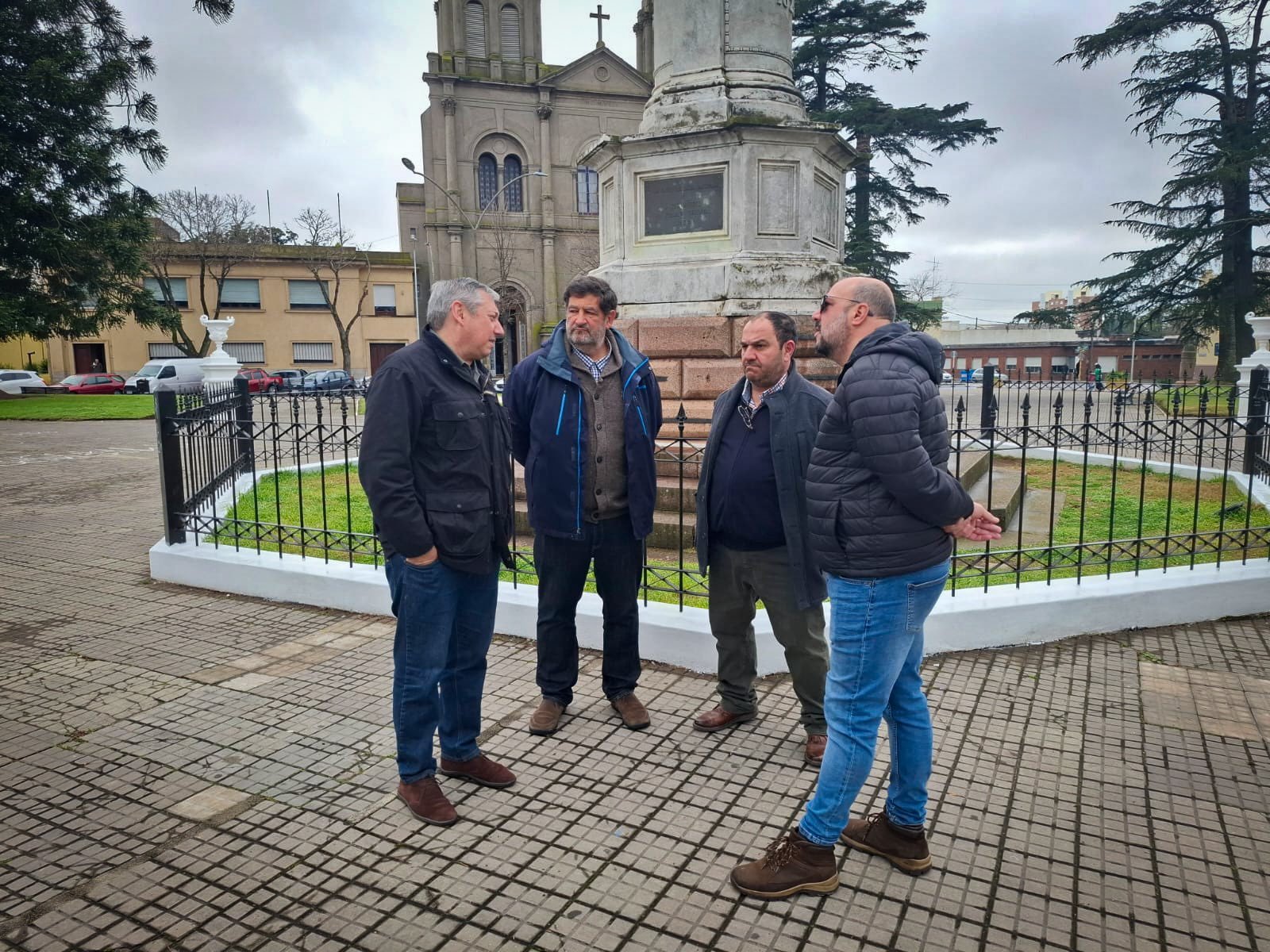 La Asociación Española de Florida homenajeó al pueblo uruguayo con una placa en la Plaza Asamblea
