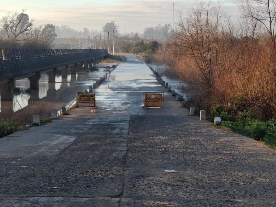 Paso de Los Dragones permanece cerrado por la creciente del río