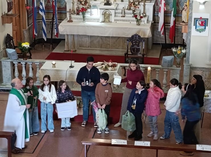 Niños que se preparan para la Primera Comunión comparten sus juguetes con otros pequeños