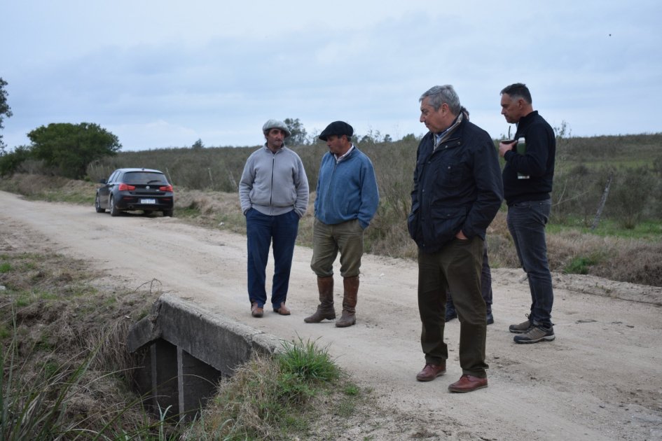 Vecinos de Paso Paraguay se reunieron con el intendente Enciso por la construcción de una nueva calzada