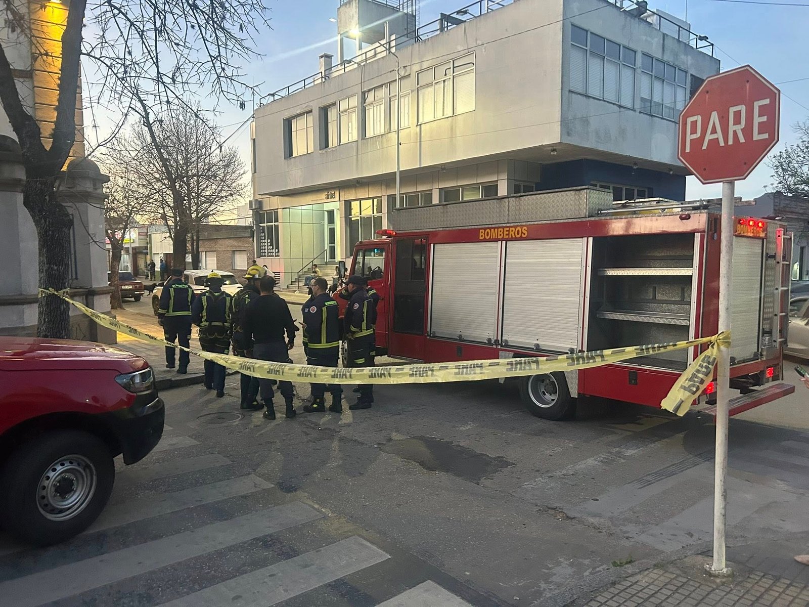 Drama en pleno centro: hombre sube a la Torre de ANTEL “por reclamo de tenencia”