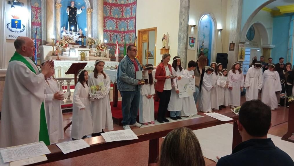 NUEVO ALTAR EN SARANDÍ DEL YÍ, COMUNIONES EN SAN CONO, ABP EN DURAZNO Y JÓVENES EN ADORACIÓN