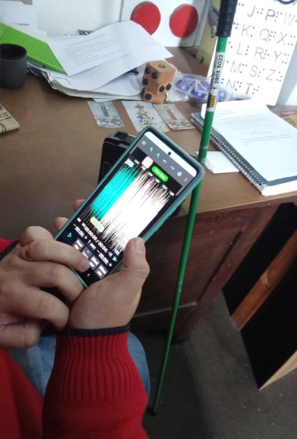 Inclusión y tecnología se unen para abrir nuevas oportunidades en la comunicación.