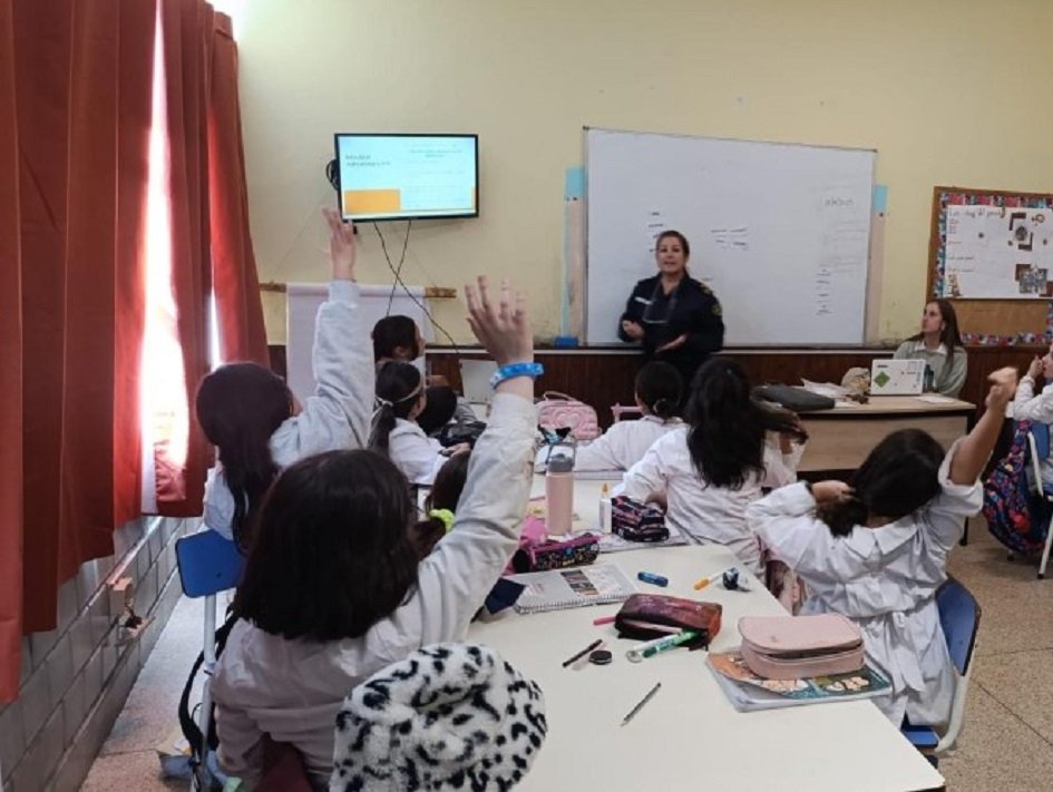 Policía de Florida brindó charla sobre ciber bullying en la Escuela N° 4