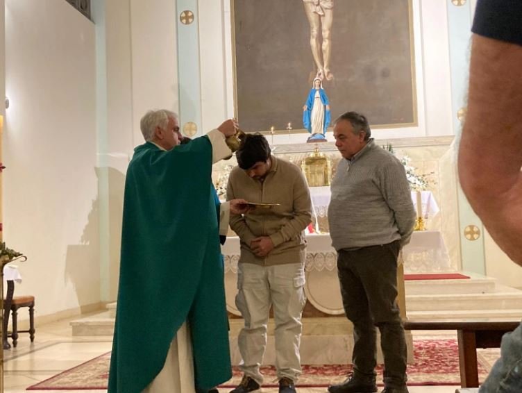 Felipe y Leandro se suman como neófitos en la parroquia Cristo Rey