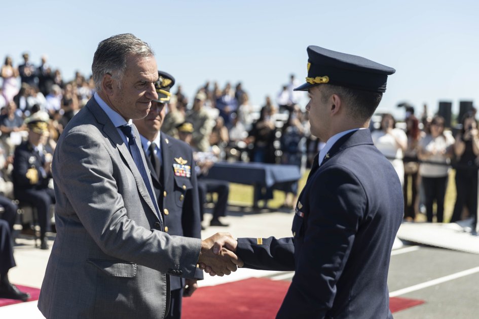 Presidente Orsi encabezó cierre de cursos de la Escuela Militar de Aeronáutica