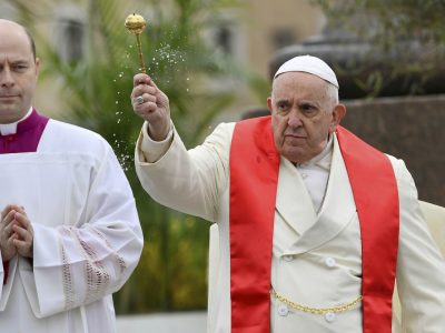 ¿Cómo obtener la bendición del Papa Francisco para un matrimonio?